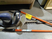 Lot 12 - electrische heggenschaar blauw powerplus en handschaar grasb - afbeelding 2 van  3
