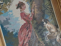 Lot 12 - geborduurd schiilderij - romantisch tafereel - afbeelding 3 van  3