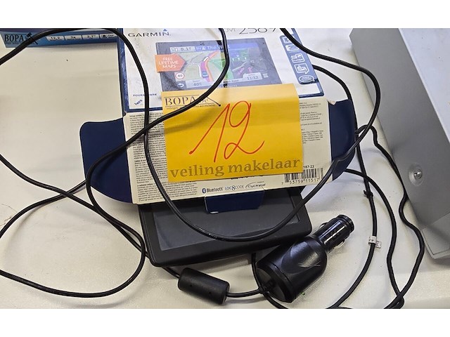 Lot 12 - gps gamin + tomtom + auto lader - afbeelding 1 van  4