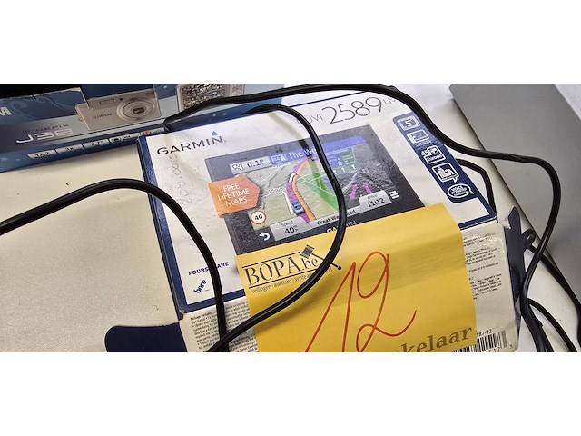 Lot 12 - gps gamin + tomtom + auto lader - afbeelding 2 van  4
