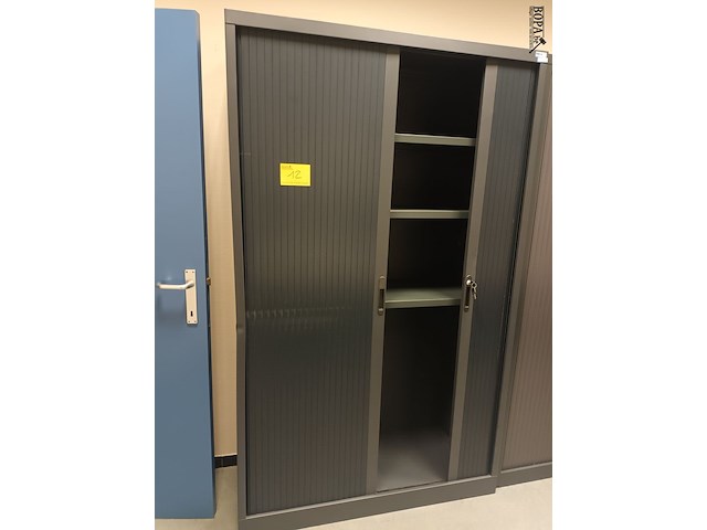 Lot 12 - hoge roldeurkast - afbeelding 1 van  2