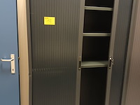 Lot 12 - hoge roldeurkast - afbeelding 1 van  2