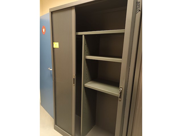 Lot 12 - hoge roldeurkast - afbeelding 2 van  2