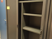 Lot 12 - hoge roldeurkast - afbeelding 2 van  2