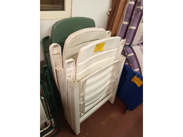 Lot 12 - inklapbare pvc tuinstoel. 3 stuks - afbeelding 1 van  4