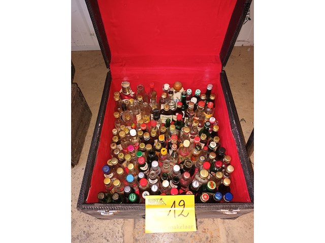 Lot 12 - lege miniatuur verzamelflesjes. 90 stuks - afbeelding 1 van  4