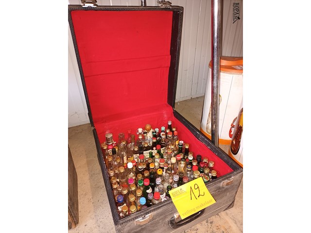 Lot 12 - lege miniatuur verzamelflesjes. 90 stuks - afbeelding 2 van  4