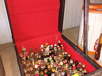 Lot 12 - lege miniatuur verzamelflesjes. 90 stuks - afbeelding 2 van  4