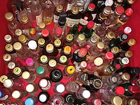 Lot 12 - lege miniatuur verzamelflesjes. 90 stuks - afbeelding 3 van  4