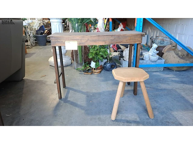 Lot 12 - lot houten plantentafeltje en kruk met 3 poten - 2 stuks - afbeelding 1 van  3