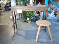 Lot 12 - lot houten plantentafeltje en kruk met 3 poten - 2 stuks