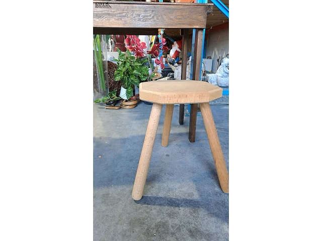 Lot 12 - lot houten plantentafeltje en kruk met 3 poten - 2 stuks - afbeelding 2 van  3