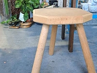 Lot 12 - lot houten plantentafeltje en kruk met 3 poten - 2 stuks - afbeelding 2 van  3