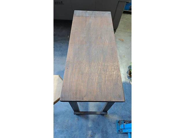 Lot 12 - lot houten plantentafeltje en kruk met 3 poten - 2 stuks - afbeelding 3 van  3