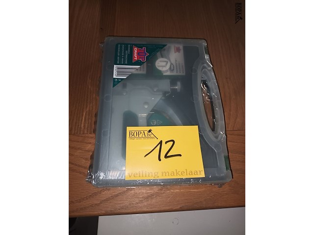 Lot 12 - manuele nietmachine - afbeelding 1 van  3