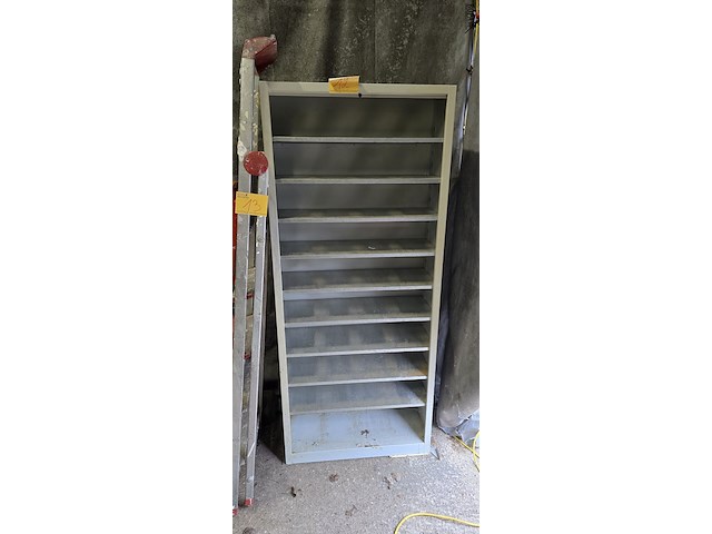 Lot 12 - metalen kast - afbeelding 1 van  3