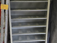 Lot 12 - metalen kast - afbeelding 1 van  3