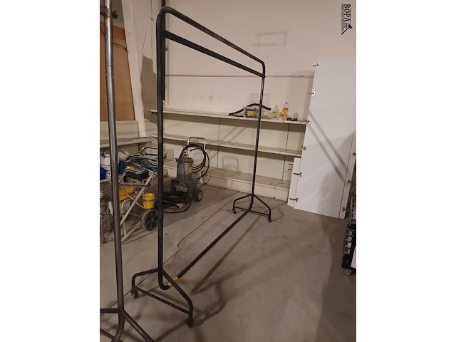 Lot 12 - metalen kledingrek op wielen - afbeelding 1 van  3