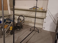 Lot 12 - metalen kledingrek op wielen