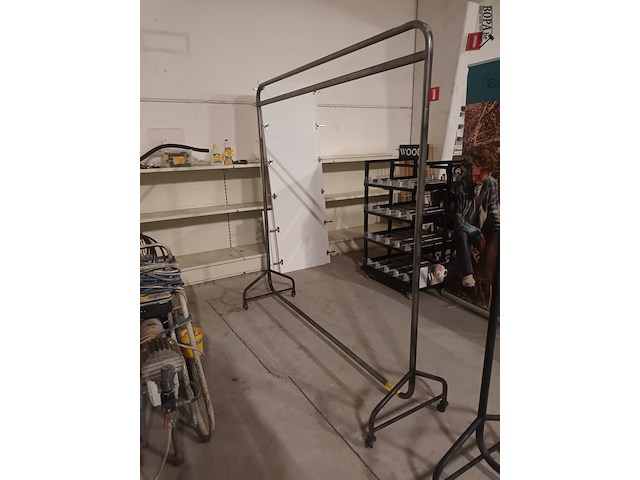Lot 12 - metalen kledingrek op wielen - afbeelding 2 van  3