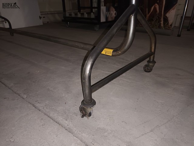 Lot 12 - metalen kledingrek op wielen - afbeelding 3 van  3