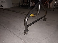 Lot 12 - metalen kledingrek op wielen - afbeelding 3 van  3