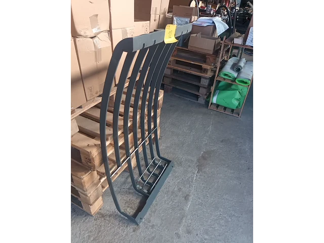 Lot 12 - metalen rooster - afbeelding 2 van  3