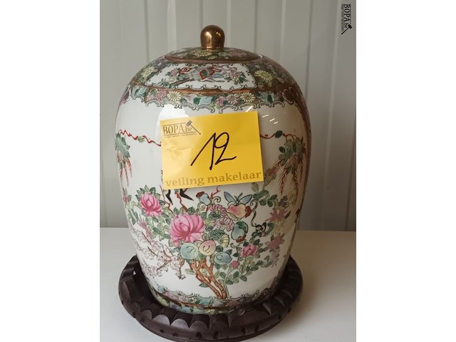 Lot 12 - oosterse vaas op voet - afbeelding 1 van  4