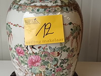 Lot 12 - oosterse vaas op voet