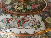 Lot 12 - oosterse vaas op voet - afbeelding 2 van  4