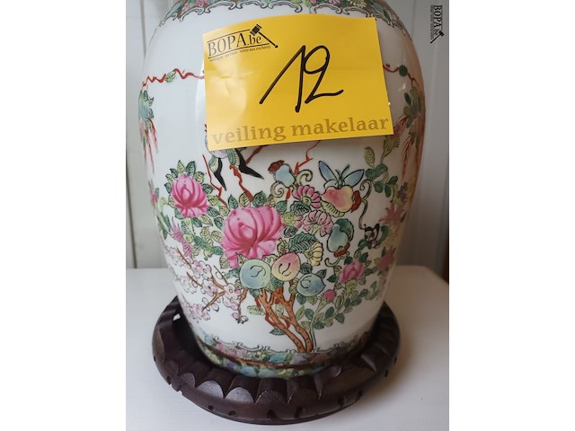 Lot 12 - oosterse vaas op voet - afbeelding 3 van  4