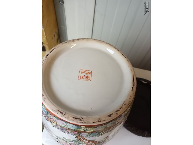 Lot 12 - oosterse vaas op voet - afbeelding 4 van  4