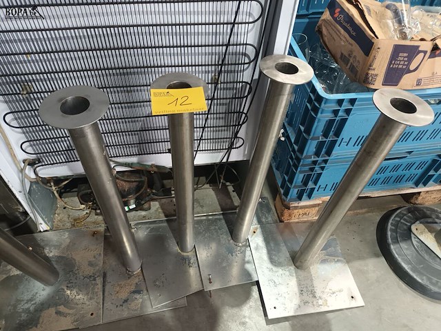 Lot 12 - rvs parasolvoet. 5 stuks - afbeelding 1 van  3