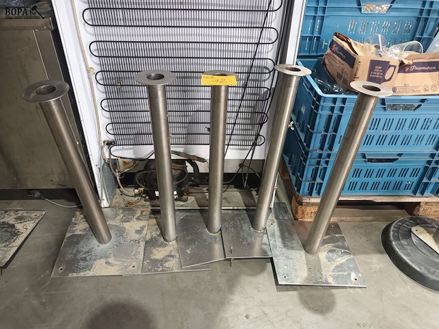 Lot 12 - rvs parasolvoet. 5 stuks - afbeelding 2 van  3