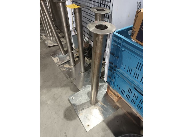 Lot 12 - rvs parasolvoet. 5 stuks - afbeelding 3 van  3