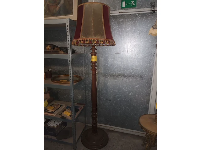 Lot 12 - staande lamp - afbeelding 1 van  4