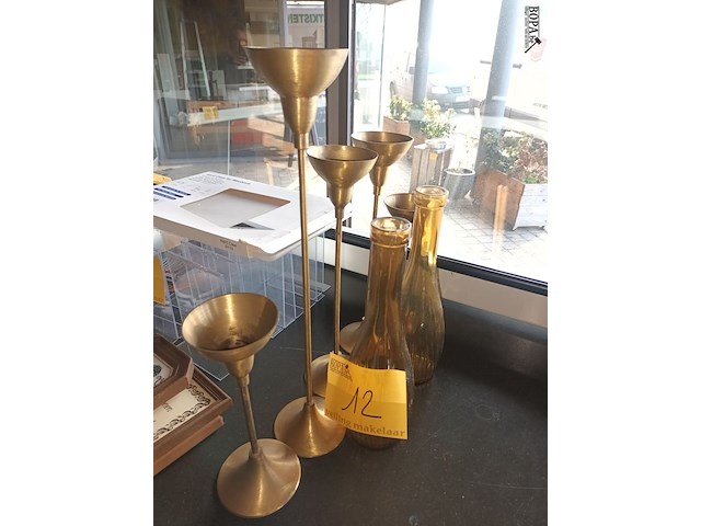 Lot 12 - vazen en kaarsenhouders. 7 stuks - afbeelding 1 van  2