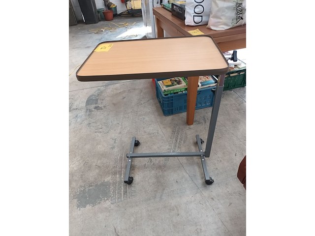Lot 12 - verrijdbare bedtafel - afbeelding 2 van  3