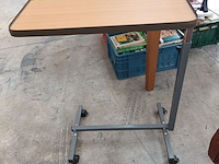 Lot 12 - verrijdbare bedtafel - afbeelding 2 van  3