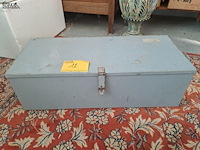 Lot 12 - vintage metalen opbergkoffer grijs