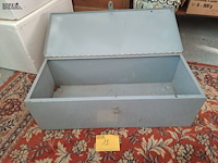 Lot 12 - vintage metalen opbergkoffer grijs - afbeelding 2 van  3