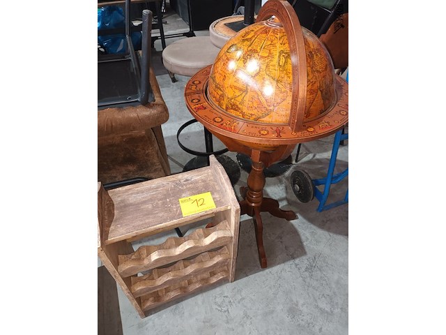 Lot 12 - wijnrek en wereldbol bar - afbeelding 1 van  4