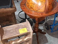 Lot 12 - wijnrek en wereldbol bar