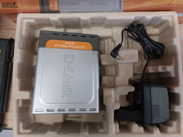 Lot 12 - wireless adapter en ethernet desktop switch - afbeelding 4 van  4