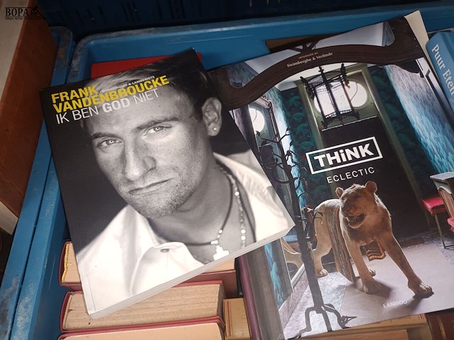 Lot 120 - boeken. 2 bakken - afbeelding 4 van  4