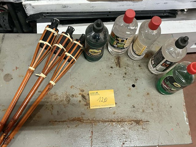 Lot 120 - fakkels 3 stuks + lampenolie en pasta 5 flessen - afbeelding 1 van  2