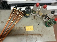 Lot 120 - fakkels 3 stuks + lampenolie en pasta 5 flessen - afbeelding 1 van  2