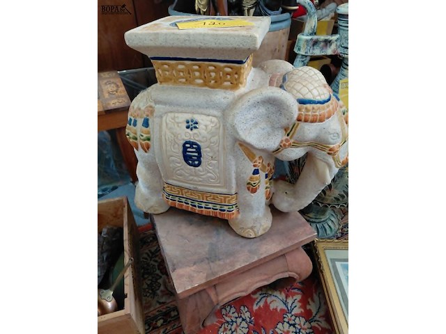 Lot 120 - geglazuurde keramische olifant aziatische stijl en bijhorend - afbeelding 1 van  3