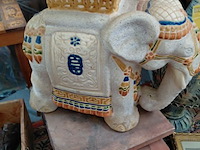 Lot 120 - geglazuurde keramische olifant aziatische stijl en bijhorend - afbeelding 1 van  3