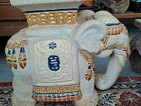 Lot 120 - geglazuurde keramische olifant aziatische stijl en bijhorend - afbeelding 3 van  3